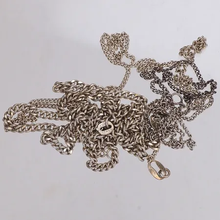 Tre kedjor, knutar, saknar lås, 925/1000 silver Vikt: 10,4 g