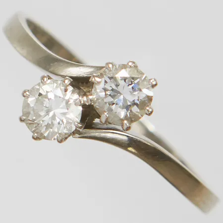 Syskonring med diamanter 2 x ca.0,25ct, Ø17¾, bredd: 1,5-8,5mm, Joh Petterssons Eftr Juvelerar Ab, Stockholm 1951, vitguld, 18K  Vikt: 2,3 g