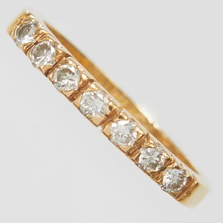 Alliansring med diamanter 7 x ca.0,04ct, Ø16¾, bredd: 2,1-2,4mm, personlig gravyr, 18K Vikt: 2,7 g