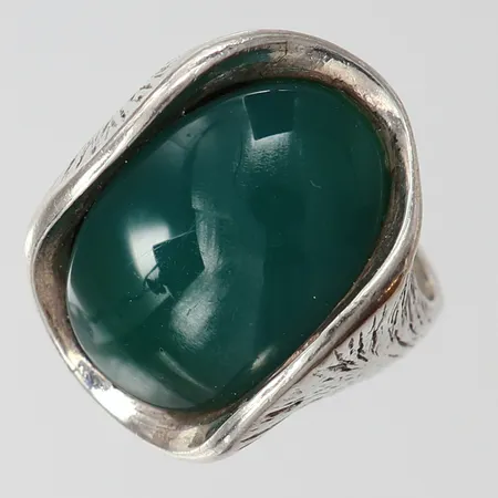 Ring med grön sten, stl 17, bredd 3,5-4,5mm, mindre buckla på skena. 925/1000 silver Vikt: 11,6 g