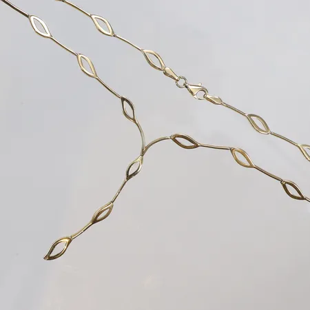 Ett halvstelt collier, längd 45cm, bredd 5-50mm, 18K Vikt: 13 g