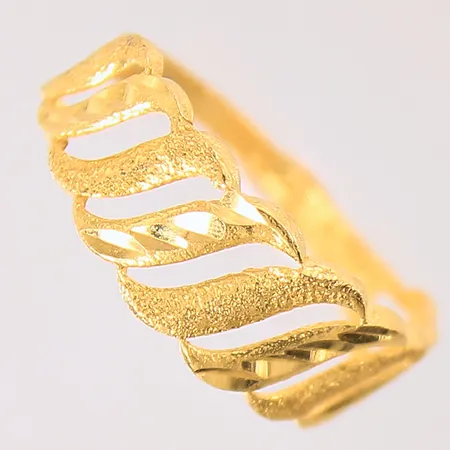 Ring med dekor, stl: 17¾, bredd 1,8-8mm, bucklig/skev, 21K.  Vikt: 1,6 g