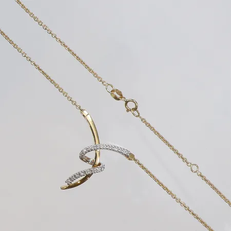 Halscollier med diamanter totalt ca 17x0,01ct, längd 42/45cm, bredd 1-25mm, GHA, 18K Vikt: 5,3 g