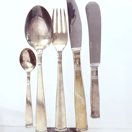 5 kaffeskedar 12cm, 5 bordsgafflar 17,5cm, 6 bordsskedar 18cm, 470,6gr, 5 bordsknivar 20cm, 2 smörknivar 406g brutto, Rosenholm GAB 