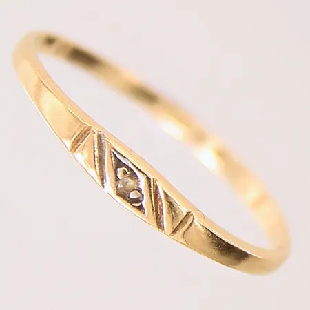Ring med vit sten, stl: 17½, bredd: 2,7-1,4mm, 18K  Vikt: 0,8 g