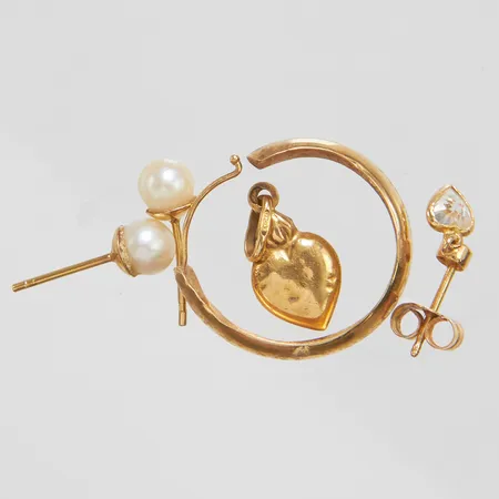 Diverse guld, skadat, udda, vita stenar, odlade saltvattenpärlor, 18K, bruttovikt 2,0g Vikt: 2 g