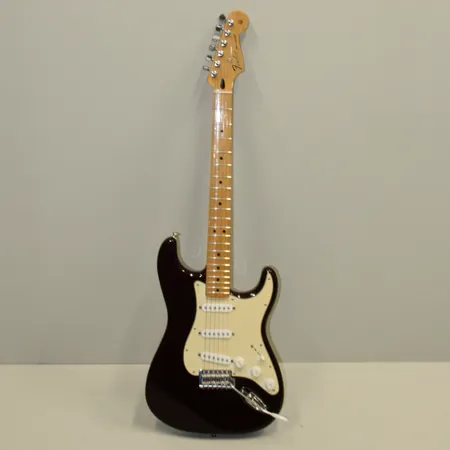 Elgitarr Fender Stratocaster Standard, kropp i Al, färgen är midnight wine, vintagestall, sss-konfiguration med standard singlecoil-strat mikrofoner, mastervolym, 2st tonkontroller, 5-läges switch, hals/greppbräda i lönn med 9,5" radie, 21st medium jumboband, halsformen är modern "C", tillverkad i mars år 2014, serienr: MX13403533, skyddsplasten sitter kvar på plektrumskydd, bra ton och spelbarhet, fint skick, levereras med gigbag, Skickas med Bussgods eller PostNord