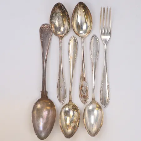 5 Skedar, 1 Gaffel, udda modeller, delvis gravyr, silver 830-925/1000  Vikt: 304,5 g