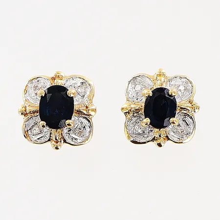 Ett par örhängen, syntetiska safirer och diamanter 8 x ca 0,005ct, 8,5x8,5mm, 18K Vikt: 2,8 g
