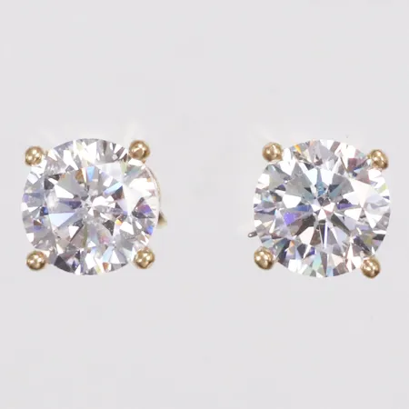 Ett par örhängen, vita stenar, 6mm, 14K Vikt: 2,1 g