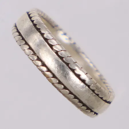 Ring med mönster, stl 14, bredd 4,3mm, silver 925/1000 Vikt: 2 g