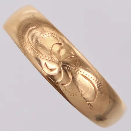 Ring med mönster, stl 18¾, bredd 2,3-5,7mm, skev, 18K Vikt: 1,1 g
