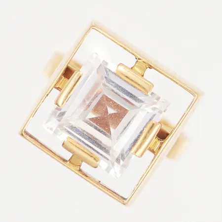 Ring med bergkristall, stl 17½, bredd: 3-15mm, mindre nagg på sten, Belda Smycken Helsingborg, år: 1968, 18K Vikt: 7,3 g