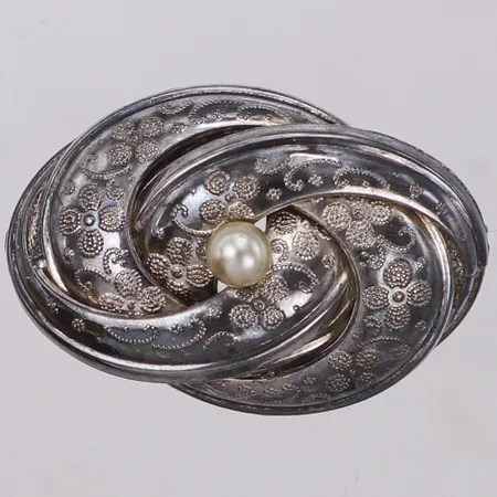 Brosch med mönster och imitationspärla, längd 34,5mm, bredd 23,5mm, silver 830/1000 Vikt: 7,8 g