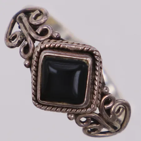 Ring med svart sten, stl 18¼, bredd 2-10,6mm, silver 925/1000 Vikt: 2,4 g