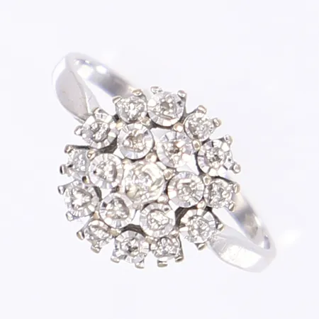 Ring med dia 19x ca 0,005ct, stl 19¾, bredd 2-12mm, vitguld 18K Vikt: 3,5 g