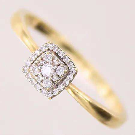Ring med diamanter ca 30 x 0,005-0,01ct, stl: 17½, bredd: 1,5-5,8mm, GHA, 18K  Vikt: 1,8 g