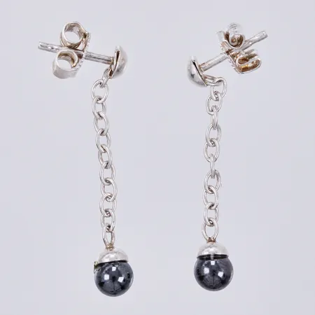 Ett par örhängen med hematiter, längd: ca 2,5cm, bredd: ca 4mm, 925/1000, silver Vikt: 1,2 g