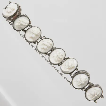 Armband med snidade snäckskalskaméer föreställande gudinnor, längd: ca.18cm, bredd: 16,5mm, säkerhetskedja, österrikiska stämplar, silver, 800/1000 Vikt: 21,7 g