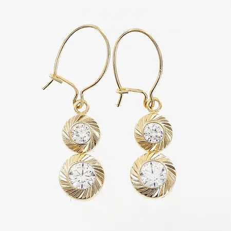 Ett par örhängen, vita stenar, 25x6mm, krokfäste, 18K.   Vikt: 1,1 g