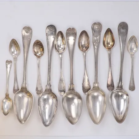 12 Skedar, udda modeller, gravyr, defekt, silver 830/1000 Vikt: 310,4 g