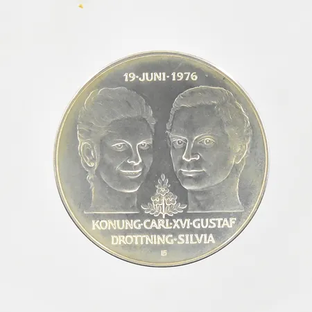 Minnesmynt, Ø36mm, Det Kungliga bröllopet, Konung Carl XVI Gustaf Drottning Silvia 19 Juni 1976, nominellt värde 50kr, Sveriges Riksbank, silver 925/1000 Vikt: 26,8 g