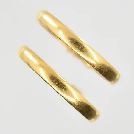 Två ringar, stl 18½, bredd 3 mm, gravyr, 18K. Vikt: 5,7 g