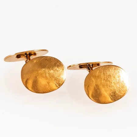Ett par manschettknappar i 18K guld. De är 16 x 13 mm och väger 7,3g. Tillverkade 1919 av Nordiska Juvel AB, Stockholm. 18K & kattfot. Repor. 
