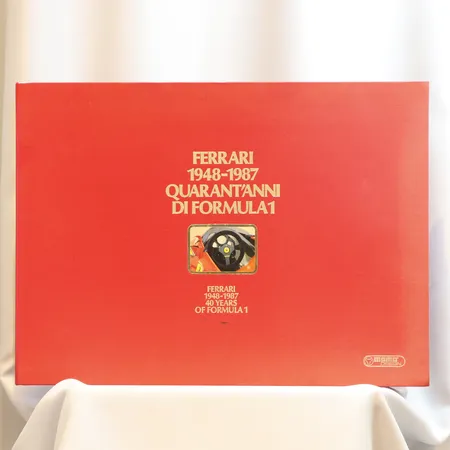 40st Grafiska tryck i samlingsbox med Ferrari-bilar, 1948-1987, Quarant Anni Di Formula 1, utgiven av Momo Design Paulo D'Alessio, boxen med visst slitage, mått på trycken 34,5x49cm 