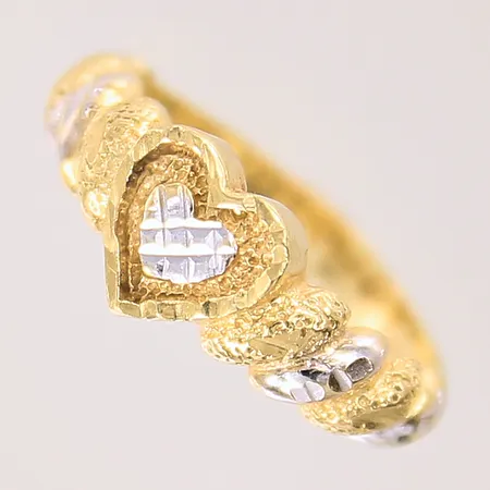 Ring med dekor, stl 13½, bredd 2-6mm, vitguldsdetaljer, något bucklig, 18K  Vikt: 2 g