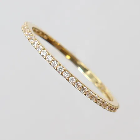 Ring med vita stenar, stl: 17¼, bredd 1,2mm, GHA, 18K.  Vikt: 1,1 g