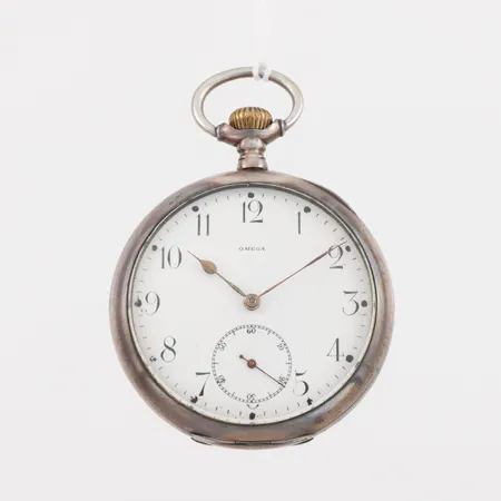 Fickur Omega, diameter ca 5 cm, silver, trådspricka i urtavlan, fungerar ej. Vikt: 0 g