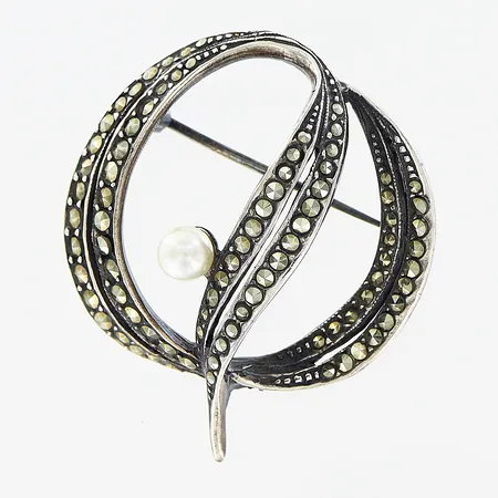 Brosch med markasiter och imiterad pärla, Ø35mm, silver 925/1000. Vikt: 8,4 g