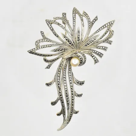 Brosch med markasiter samt pärla Ø7 mm, längd 71 mm, bredd 95 mm, 3 markasiter saknas, 830/1000 silver. Vikt: 31,4 g