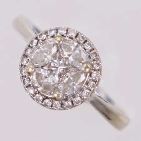 Ring med diamanter 1xca0,13ct princesslipad, 4xca0,09ct markisslipade, 23xca0,005ct åttkantslipade, stl 15¼, bredd 2-9,5mm, vitguld, 14K Vikt: 2,7 g