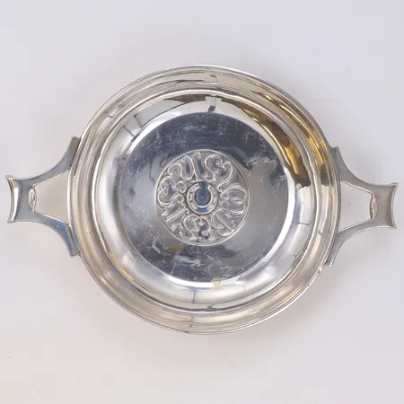 Skål med handtag, längd 16,5cm, höjd 2,5cm, England, gravyr, silver 830/1000 Vikt: 88,6 g