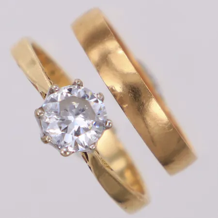 2 Ringar, en med sten, defekt, gravyr, 18K  Vikt: 3,4 g