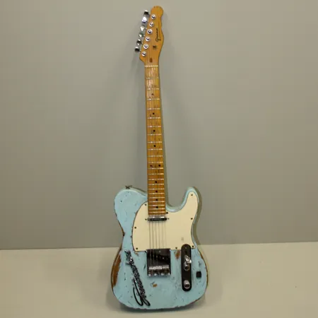 Elgitarr Green Telecaster, kropp i Canadian ash, färgen heter sonicblue med hemmagjord relic, lönnhals med C-shape, radie 10" 22st medium jumbo-band, mikrofonuppsättning från Tesla, 1st volym/1st tonkontroll, 3-läges switch, serienr:114101042, inga tillbehör Skickas med postpaket.