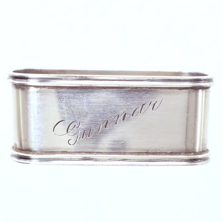 Servettring, längd 5cm, bredd 22,7mm, gravyr, silver 835/1000 Vikt: 18,5 g