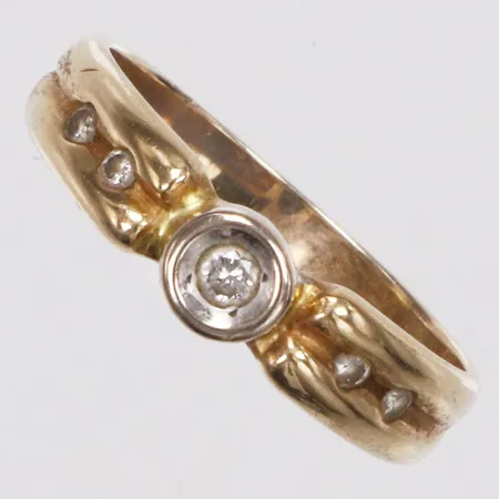 Ring, diamanter 0,15ct enligt gravyr, stl 18¼, bredd 3,5-5mm, 18K Vikt: 3,6 g