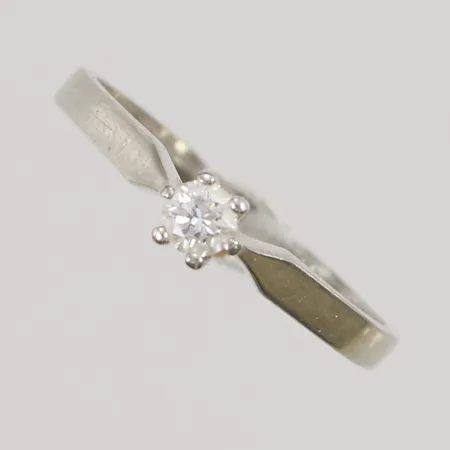 Ring med diamant 0,18ct enligt gravyr, Ø18½, bredd: 2,1-4,3mm, gravyr, vitguld, 18K, 2,4g.