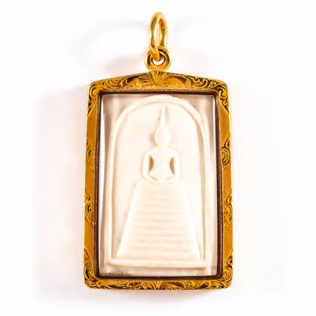Thai: större hänge med plastkapslad buddhafigur, folierad i 18K guld. Vackert mönstrad baksida. Det är 52 mm långt, 41 x 28 x 9 mm och väger 13,9g bto. Skickas med postpaket.