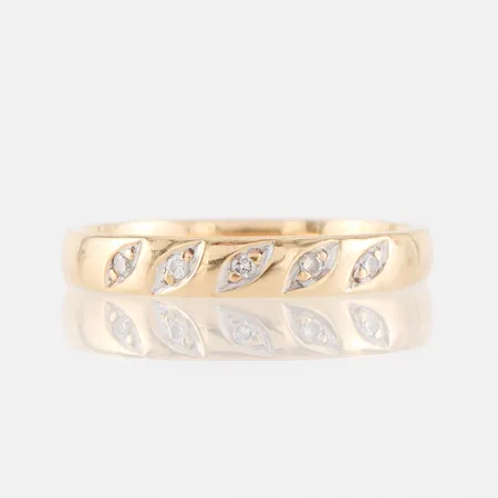 Ring med 5 st små diamanter, storlek 17 ½ mm, bredd 3.2 mm, 18k. Vikt: 3 g