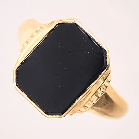 Klackring med onyx, stl 20½, bredd 2-15mm, 18K  Vikt: 4,7 g