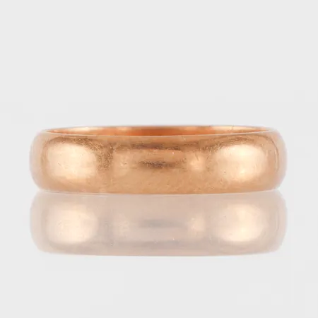 Ring med gravyr, storlek 17 mm, bredd 4.3 mm, 18k. Vikt: 3,1 g