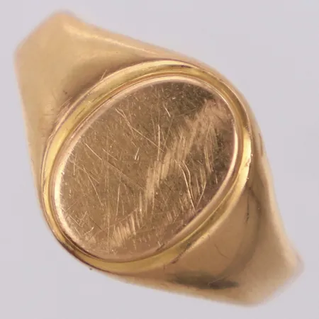 Klackring, stl 18½, bredd 3-12,3mm, skev, repor, 18K  Vikt: 2,1 g