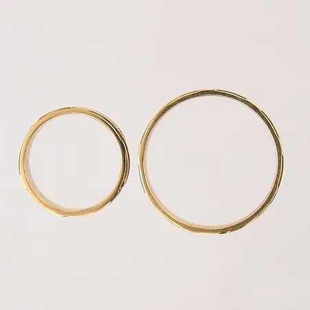 Ringar, två stycken, graverade, 9K  Vikt: 8,6 g