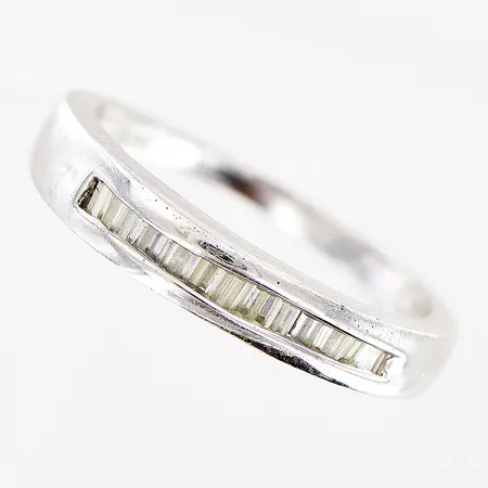 Ring, vita stenar, stl 16, vitguld, defekter, 18K Vikt: 3,1 g