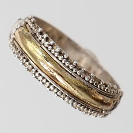 Ring med förgylld detalj, stl 17¾, ca bredd 3,5-6,5mm. 925/1000 silver Vikt: 2,9 g