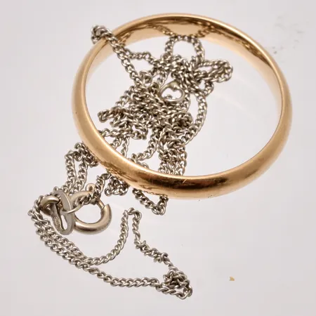 Diverse defekt guld, 18K, vikt 5,32g.